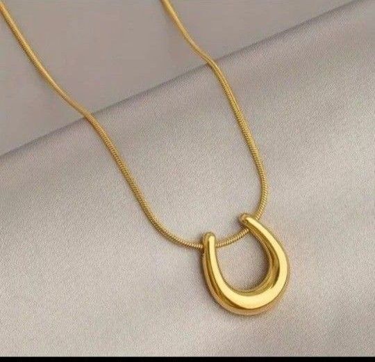 【新品未使用】ホースシュー 馬蹄ネックレス スネークチェーン サージカルステンレス製 金属アレルギー対応 ゴールド系