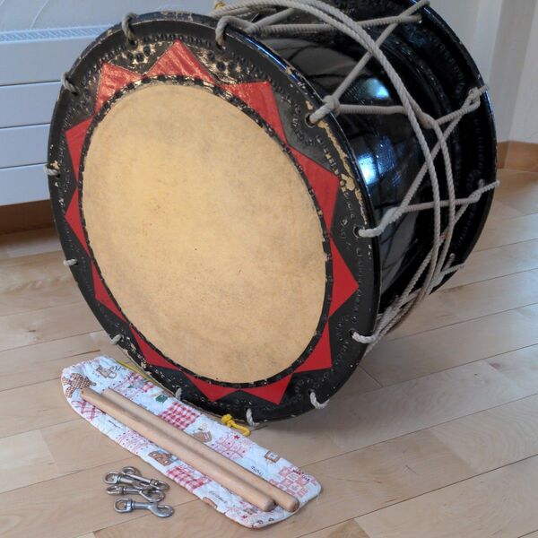 さんさ踊り用太鼓・一尺七寸・撥・金具付き