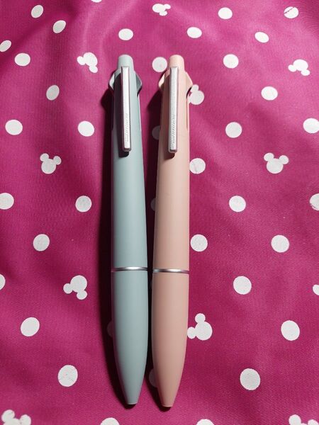 Lite touch ink搭載ジェットストリーム4&1ミストブルー、コーラルピンク