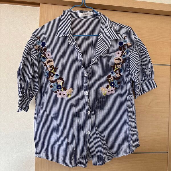 ストライプシャツ 刺繍入り