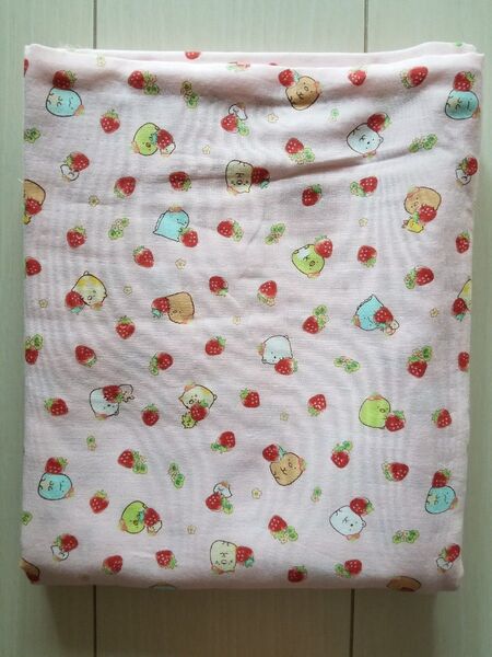すみっコぐらしのWガーゼ☆約108×85cm はぎれ カットクロス 布 生地 ハギレ いちご柄