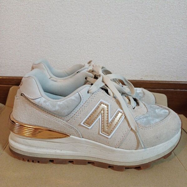 New Balance ベージュ ゴールド スニーカー 厚底 レア 日本未発売 海外限定 ニューバランス 23