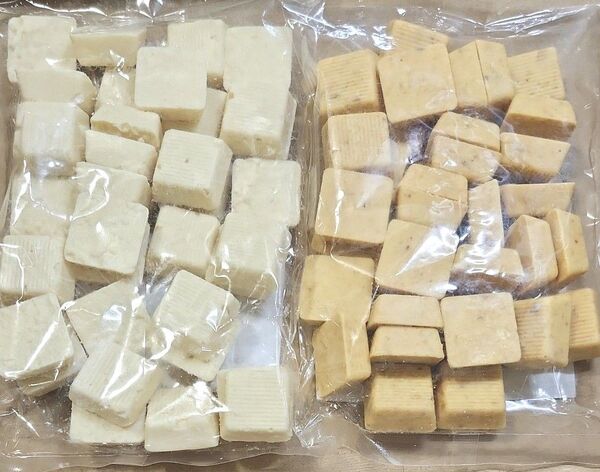 クランチチョコ(チーズ風味)・オレンジクランチチョコ(カモミール風味)