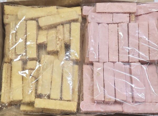 グラサージュ掛けウエハース・苺チョコ掛けウエハース