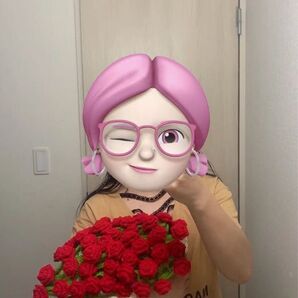 ハンドメイド商品 毛糸 膝掛け 周りにバラが51個付いて、まとめたら花束にます。友達などのプレゼントにしてはいかがですか。