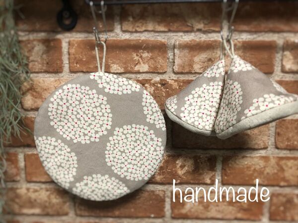 ☆ハンドメイド☆三角鍋つかみ&鍋敷きセット☆サークルフラワーグレージュ