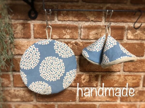 ☆ハンドメイド☆三角鍋つかみ&鍋敷きセット☆サークルフラワーサックスブルー