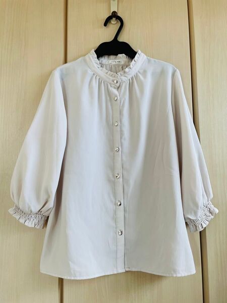 【タグ付き新品未使用品】ハニーズ スタンドフリルブラウス Mサイズ ライトベージュ