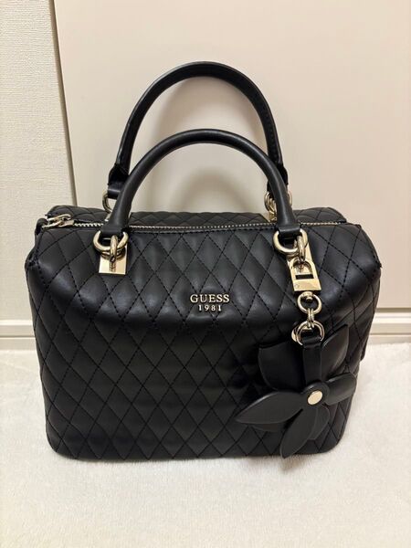 GUESS ハンドバッグ キルティング ブラック フラワーモチーフ