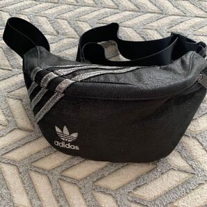 adidas ウエストポーチ ボディバッグ ストラップ 黒 ブラック ラメ