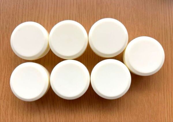 クリーム色 プラスチック製キャップ 7個セット 空き容器 小分け 小物入れ