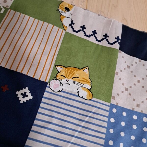 50×100 猫 パッチワーク風 市松模様 薄手 生地 はぎれ 茶トラ白ネコ ハギレ