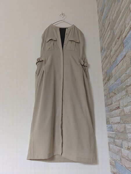 アクータ ノースリーブワンピース ベージュ ロングワンピース ジレ ポケット付き