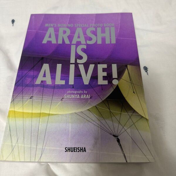 Arashi is alive! : Men's non-no special photo book : 嵐5大ドームツアー写真集