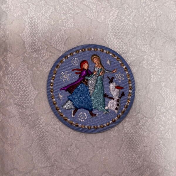 ディズニーキャラクター 刺繍缶バッジ アナと雪の女王 アナ エルサ バンダイ