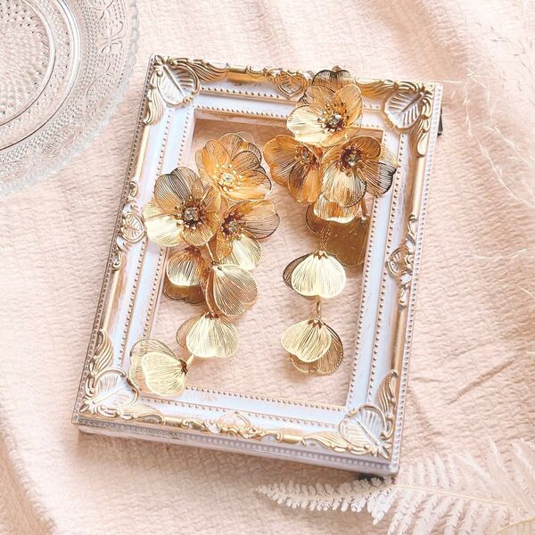 ゴールド ロングピアス モチーフ 結婚式 お花 上品 韓国 大ぶり 揺れる パーティー 二次会 お呼ばれ きれいめ フォーマル