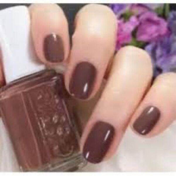 essie ネイルカラー、スモーキーブラウン色