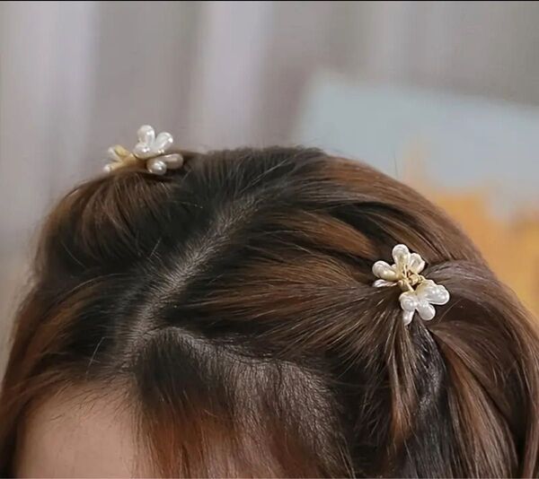 女性用かわいいフラワーヘアクリップ2個セット、ゴールドトーンのサイドクリップ&アップドゥ編み込み・ポニーテール用バングスクリップ