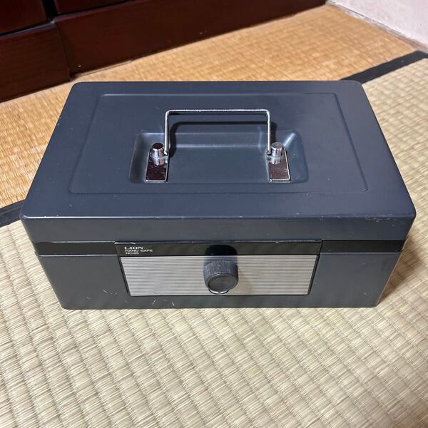 ライオン事務器 手提金庫 HAND SAFE LION No.85