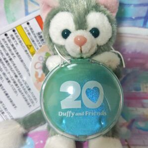 ディズニー ダッフィー&フレンズ20周年 カラフルハピネス ジェラトーニ ぬいぐるみチャーム シール付