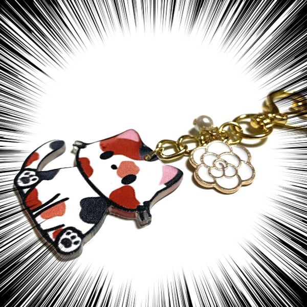 可愛い三毛ニャンコアクリルキーホルダーパールとカメリアでおしゃれしました。