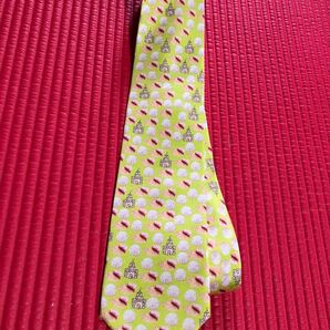 ☆新品未使用品ネクタイ 貝殻と建物模様 黄緑色 イタリア製 シルク100% 8.5cm