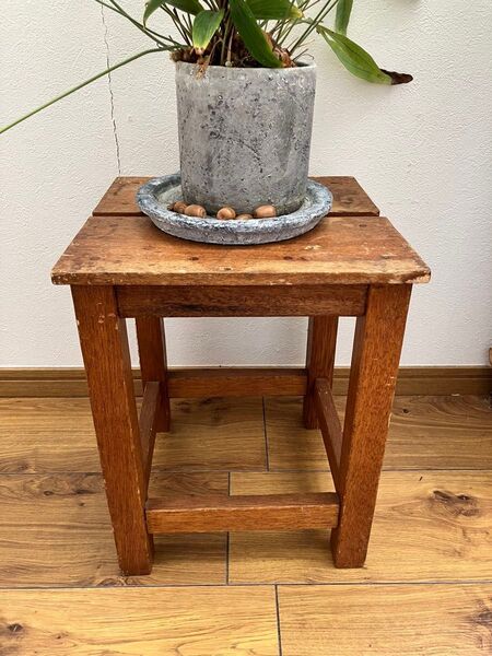 古い味のある木製角椅子 古道具 昭和レトロ 物置 スツール ディスプレイ