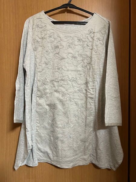 シンプルライフ レナウン 刺繍入りライトグレー五分袖トップス