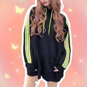 【新品タグ付き】Rady レディース ネオンライン入りパーカー