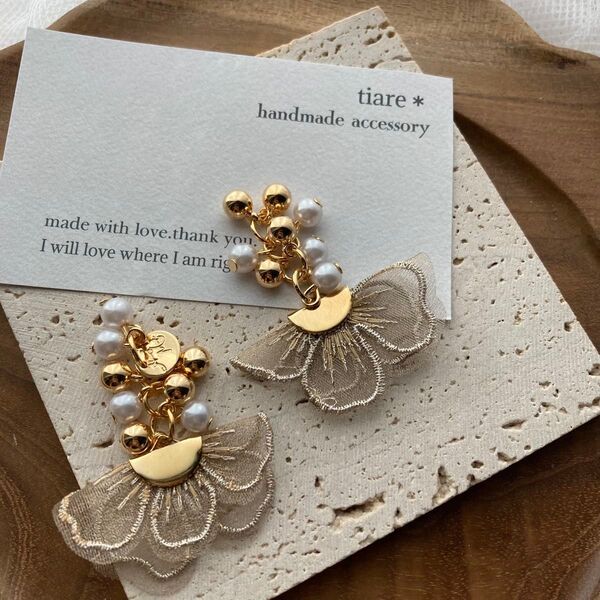 ハンドメイド パール 刺繍レース フラワーピアスorイヤリング ベージュ アクセサリー