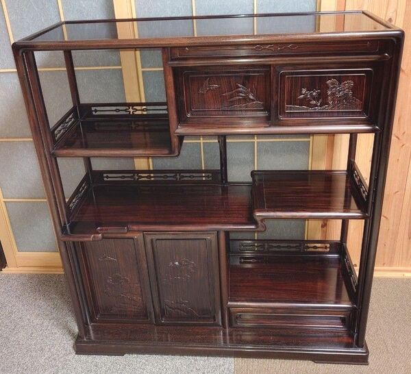 【美品】天然木 茶棚 黒檀 箪笥 唐木家具 違い棚 総無垢 唐草透彫 高級飾り棚 透かし彫り アンティーク 昭和レトロ 和風和家具