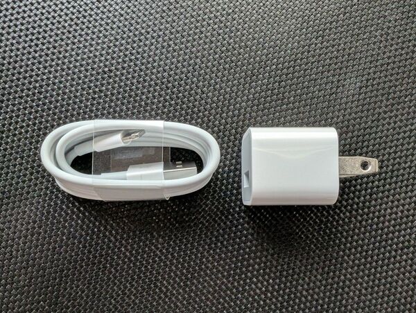 新品 Apple 純正 USB 電源アダプターと lightningケーブル