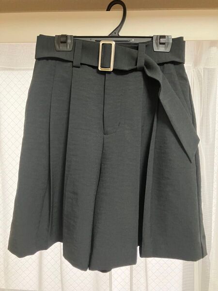 黒タック入りショートパンツ ハイウエスト