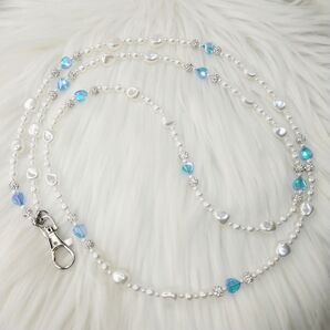 ブルーのハートとキラキラビーズとパールのスマホショルダーストラップ