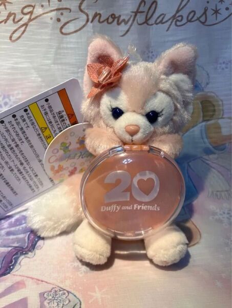【新品】東京ディズニーシー ダッフィー&フレンズ20周年カラフルハピネス ぬいぐるみチャーム シェリーメイ タグ付き