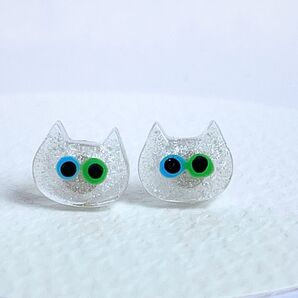 猫型のピアス 白猫 オッドアイ ハンドメイド
