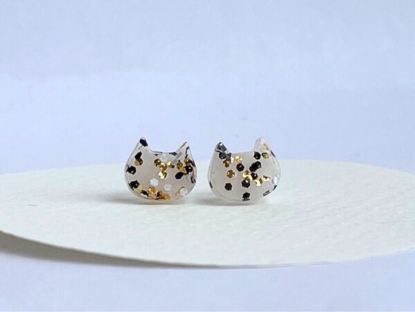 猫型ピアス 白猫スパンコール ハンドメイド