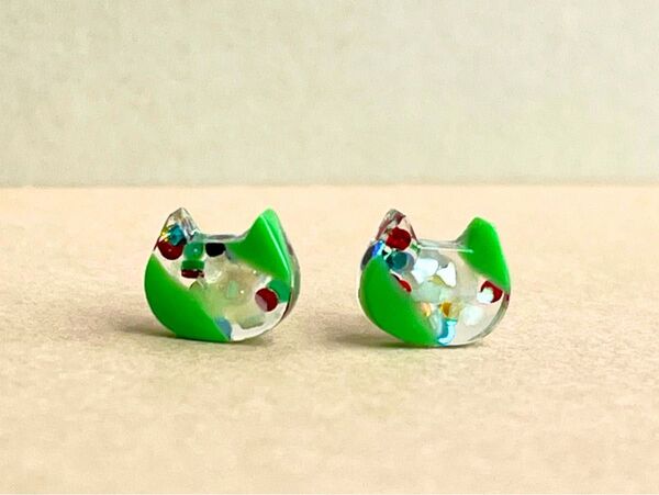 猫型ピアス みどりスパンコール ハンドメイド
