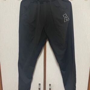 黒のジャージパンツ ロゴ入り