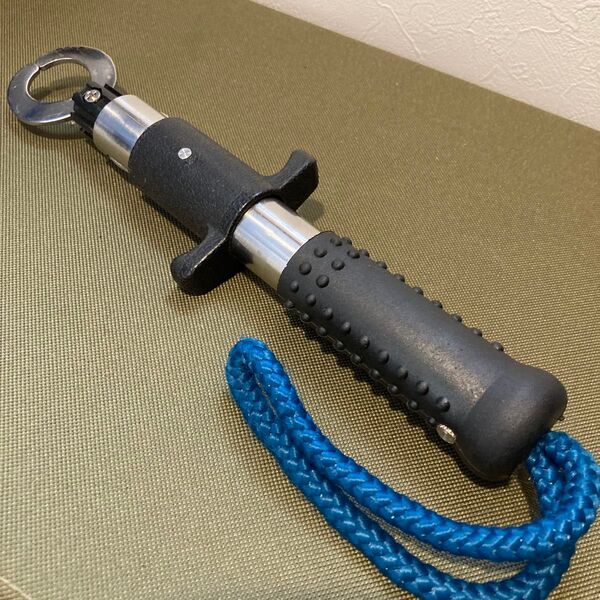 頑丈で魚に優しいフィッシュグリップ 魚掴み器 黒鯛 スズキ ヒラマサ 雷魚 鯰 チヌ シーバス