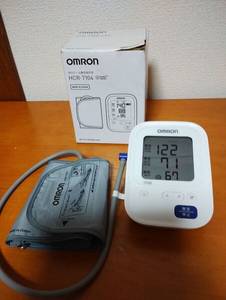 血圧計 美品 上腕式血圧計 オムロン