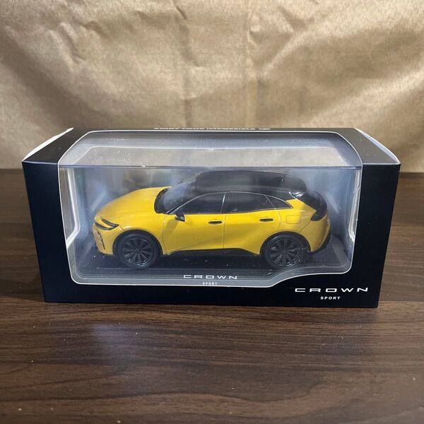新型クラウンスポーツ ミニカー 1/30 マスタードツートーン 新品未開封
