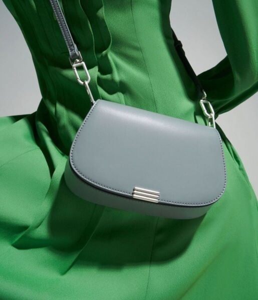 超美品 CHARLES & KEITH メタリックアクセント スモールショルダーバッグ スチールブルー S 2way