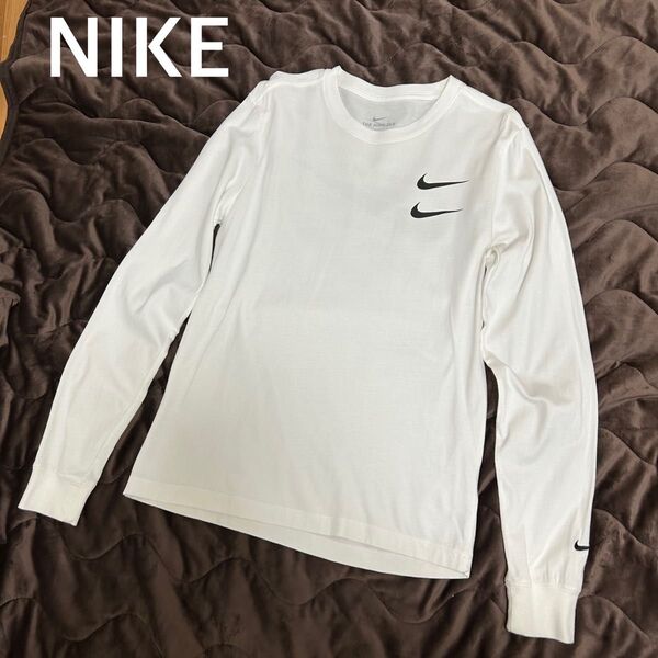 NIKE ナイキ 長袖Tシャツ ロンTホワイト ロゴ入り