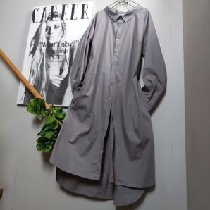 n'oRl'ABEL グレーの綿ポリ素材 横広のシャツカラー 紐りぼんがお洒落 ゆったりフリーサイズ