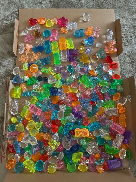 カラフルなプラスチック製おもちゃ まとめ売り