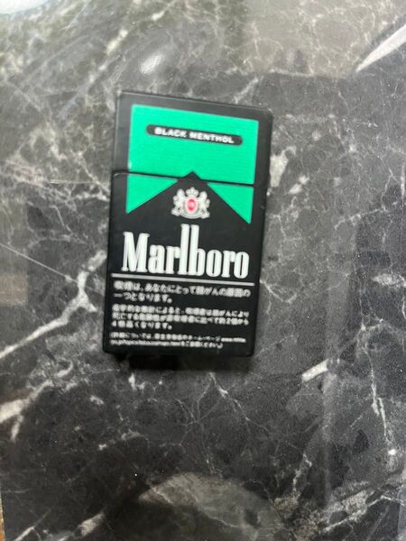 マルボロ ブラックメンソールを模したガスライター