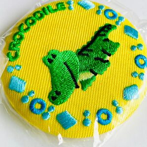ギンビス たべっ子どうぶつ 刺繍缶バッジ わに ワニ 鰐 クロコダイル 缶バッジ バッジ ブローチ 刺繍 ワッペン カプセルトイ