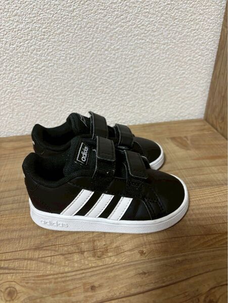 adidas キッズ スニーカー 黒 13cm マジックテープ
