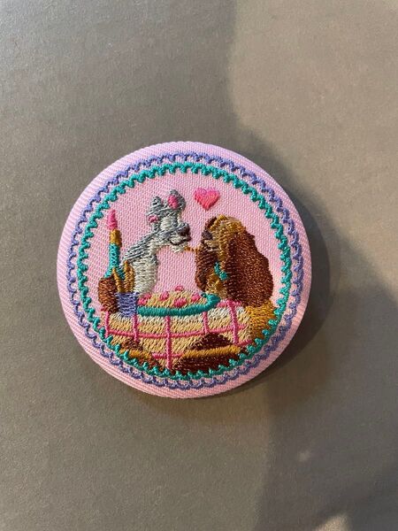 ディズニー 刺繍缶バッジ わんわん物語